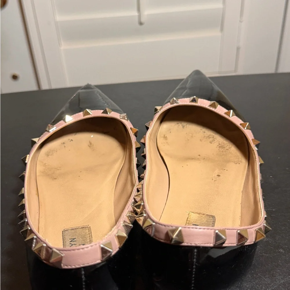 Kaitlyn Pan size 9 black/pink rock stud pointed leather ballet flats